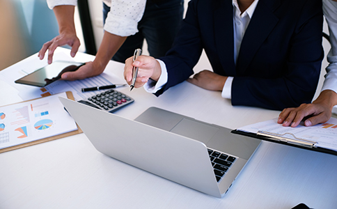 ?？诳萍脊咀?></p><h3>一、?？诳萍脊咀缘那捌跍?zhǔn)備</h3><p>在注冊?？诳萍脊局埃紫刃枰M(jìn)行一些準(zhǔn)備工作。以下是關(guān)鍵步驟：</p><p>1. 確定公司名稱</p><p>選擇一個符合?？谑袌黾翱萍夹袠I(yè)特點(diǎn)的公司名稱。確保名稱不與已注冊的公司重復(fù)，可以在?？谑袌霰O(jiān)督管理局官網(wǎng)進(jìn)行查詢。</p><p>2. 確定公司類型</p><p>根據(jù)公司規(guī)模和發(fā)展方向，選擇合適的公司類型(如有限責(zé)任公司、股份有限公司等)。</p><p>3. 注冊資本</p><p>根據(jù)實(shí)際經(jīng)營需要，確定注冊資本?？萍脊疽话阕再Y本要求不高，但要符合行業(yè)規(guī)范。</p><p>4. 辦公地址</p><p>提供公司注冊地址，可以選擇海口的商務(wù)樓或虛擬辦公地址。</p><h3>二、?？诳萍脊咀缘木唧w流程</h3><p>注冊?？诳萍脊拘枰凑找韵铝鞒踢M(jìn)行操作：</p><p>1. 名稱預(yù)先核準(zhǔn)</p><p>首先，企業(yè)主需要向?？谑惺袌霰O(jiān)督管理局提交公司名稱進(jìn)行核準(zhǔn)。名稱審核通過后，您將獲得《企業(yè)名稱預(yù)先核準(zhǔn)通知書》。這是注冊公司最重要的一步，確保公司名稱的合法性和唯一性。</p><p>2. 提交注冊申請</p><p>名稱核準(zhǔn)后，企業(yè)主需要準(zhǔn)備相關(guān)注冊材料，并向?？谑袌霰O(jiān)督管理局提交申請。注冊材料包括：</p><p>- 《公司注冊申請書》</p><p>- 法定代表人身份證復(fù)印件</p><p>- 公司章程</p><p>- 地址證明文件</p><p>- 注冊資本證明</p><p>- 其他政府要求的材料</p><p>3. 營業(yè)執(zhí)照申請</p><p>提交完材料后，市場監(jiān)督管理局會審核并發(fā)放營業(yè)執(zhí)照。通過后，企業(yè)主即可獲得公司的法人資格。此階段是整個注冊流程中最為關(guān)鍵的一步。</p><p>4. 稅務(wù)登記</p><p>獲取營業(yè)執(zhí)照后，企業(yè)需要到?？谑卸悇?wù)局辦理稅務(wù)登記，確保公司能夠依法納稅。稅務(wù)登記時，企業(yè)需要提供以下資料：</p><p>- 營業(yè)執(zhí)照副本</p><p>- 法定代表人身份證明</p><p>- 銀行開戶許可證</p><p>- 其他相關(guān)證明文件</p><p>5. 銀行開戶</p><p>企業(yè)主還需要選擇銀行并開設(shè)公司賬戶，便于公司資金的管理與運(yùn)營。開設(shè)銀行賬戶時，需要提供企業(yè)的營業(yè)執(zhí)照、稅務(wù)登記證和法定代表人身份證等文件。</p><p>6. 社保登記</p><p>為確保員工的社保權(quán)益，企業(yè)主還需要到海口社保局辦理社保登記。社保登記包括企業(yè)為員工繳納養(yǎng)老保險、醫(yī)療保險、失業(yè)保險等。<br><img src=