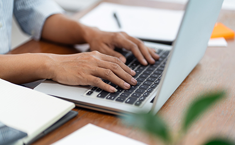 ?？诮ㄖ咀缘幕疽?></p><h3>1. 海口建筑公司注冊的基本要求</h3><p>在開始注冊之前，首先要了解海口建筑公司注冊所需的一些基本條件。根據(jù)相關法律法規(guī)，建筑公司需具備以下基本條件：</p><p>- 公司名稱：必須符合國家工商行政管理局的相關規(guī)定，名稱需包含“建筑”或相關行業(yè)字樣。</p><p>- 注冊地址：公司必須有合法的注冊地址，通常需要提供房屋租賃合同或產(chǎn)權證明。</p><p>- 公司資本：根據(jù)公司規(guī)模不同，注冊資本的要求也有所不同，通常建筑公司注冊資本需達到一定的數(shù)額。</p><p>- 建筑資質：建筑公司在注冊時需要考慮是否具備相應的建筑資質，這對后續(xù)承接建筑項目非常重要。</p><h3>2. ?？诮ㄖ咀粤鞒?/h3><p>注冊海口建筑公司流程分為幾個步驟，確保每一步都符合規(guī)定要求：</p><p>2.1 準備所需材料</p><p>在注冊?？诮ㄖ局?，創(chuàng)業(yè)者需要準備以下材料：</p><p>- 公司名稱預先核準通知書</p><p>- 企業(yè)法人身份證復印件</p><p>- 企業(yè)章程</p><p>- 公司注冊地址證明</p><p>- 注冊資本承諾書</p><p>- 法人股東及監(jiān)事身份證明</p><p>2.2 公司名稱核準</p><p>首先，創(chuàng)業(yè)者需到?？谑泄ど绦姓芾砭痔峤还久Q審核申請。通過審核后，將獲得公司名稱預先核準通知書。</p><p>2.3 提交公司注冊申請</p><p>拿到名稱預先核準通知書后，創(chuàng)業(yè)者可以準備所有相關文件，向?？诠ど叹痔峤蛔陨暾?。提交材料后，工商局會對申請進行審查，通常需要1-2周的時間。</p><p>2.4 工商注冊與營業(yè)執(zhí)照領取</p><p>在審查通過后，企業(yè)會收到工商局發(fā)放的營業(yè)執(zhí)照，正式成為合法的公司。此時，創(chuàng)業(yè)者可以開始開展建筑行業(yè)的相關業(yè)務。</p><p>2.5 稅務登記與銀行開戶</p><p>領取營業(yè)執(zhí)照后，企業(yè)還需要到?？诙悇站诌M行稅務登記，并根據(jù)需要辦理一般納稅人或小規(guī)模納稅人的認證。隨后，企業(yè)需要到銀行開設公司賬戶，以便日后的資金管理。</p><p>2.6 辦理建筑資質</p><p>建筑公司在正式開展業(yè)務前，必須辦理相關的建筑施工資質。根據(jù)建筑項目的性質，所需資質等級不同。創(chuàng)業(yè)者可根據(jù)項目需求，向相關部門申請資質認證。<br><img src=