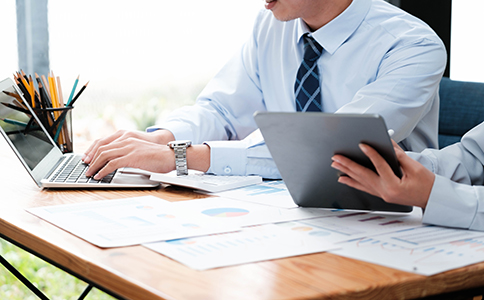 ?？诘刂方猱惓?></p><h3>什么是海口地址解異常?</h3><p>“?？诘刂方猱惓！笔侵钙髽I(yè)注冊地址的合法性問題，可能是由于多種原因導致的。工商行政管理部門要求企業(yè)提供真實有效的辦公地址，而一些企業(yè)因地址信息不實、虛假登記或其他違規(guī)操作，導致企業(yè)的注冊地址被標記為異常狀態(tài)。這種異常狀態(tài)可能導致企業(yè)無法正常運營，甚至影響日后的公司注冊、稅務申報等。</p><h3>?？诘刂方猱惓５某Ｒ娫?/h3><p>1. 注冊地址虛假</p><p>有些企業(yè)為了節(jié)省成本，選擇虛擬地址注冊公司，或者租用虛擬辦公室。這種做法在短期內可能沒問題，但長期來看，如果注冊地址被查實為虛假，便會出現(xiàn)異常。</p><p>2. 注冊地址未實際使用</p><p>如果企業(yè)注冊地址沒有實際辦公或經(jīng)營活動，也可能被視為異常。工商部門要求注冊地址必須用于實際經(jīng)營，否則可能被視作不符合規(guī)定。</p><p>3. 住所信息不符合要求</p><p>有些企業(yè)在注冊時提供的地址并未達到法律規(guī)定的標準，或者存在不符合工商局要求的地址類型(如住宅區(qū)、非商業(yè)用途的房產等)。</p><p>4. 地址已被注銷或變更</p><p>如果企業(yè)注冊地址所對應的物業(yè)被注銷、拆遷或者地址發(fā)生了變化，而企業(yè)沒有及時更新相關信息，也會導致地址異常。</p><h3>?？诘刂方猱惓５暮蠊?/h3><p>1. 工商登記無法通過</p><p>地址異常的企業(yè)可能無法完成工商注冊登記，這將直接影響企業(yè)的成立及合法運營。</p><p>2. 稅務問題</p><p>地址異常的企業(yè)無法正常申報稅務，也可能被稅務部門納入風險監(jiān)控，導致稅務問題增加。</p><p>3. 影響企業(yè)信譽</p><p>企業(yè)的注冊地址異?？赡苡绊懲饨鐚ζ髽I(yè)的認知，進而影響客戶、合作伙伴的信任度。</p><p>4. 行政處罰</p><p>如果企業(yè)沒有及時解決地址異常問題，工商局或其他相關部門可能會對其進行行政處罰，影響企業(yè)的正常運營。<br><img src=