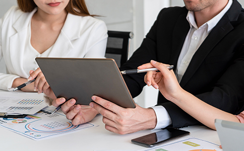 ?？谧N登報的費用