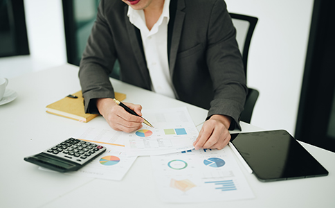 ?？诠咀缘刂房梢钥缡∽兏鼏?></p><h3>一、公司注冊地址跨省變更的可行性</h3><p>根據(jù)我國《公司法》及相關(guān)法律法規(guī)，公司注冊地址是可以變更的，包括跨省變更。無論是?？诘钠髽I(yè)，還是其他地區(qū)的公司，只要符合法定程序，都可以將注冊地址遷移至其他省份。</p><p>然而，跨省變更注冊地址涉及的手續(xù)較為復(fù)雜，需要經(jīng)過工商、稅務(wù)、銀行等多個部門的審批和備案。因此，企業(yè)在決定跨省變更地址時，需提前了解相關(guān)流程和注意事項。</p><h3>二、?？诠究缡∽兏缘刂返木唧w流程</h3><p>1. 準(zhǔn)備相關(guān)材料</p><p>- 公司營業(yè)執(zhí)照正副本</p><p>- 公司章程修正案</p><p>- 新注冊地址的租賃合同或產(chǎn)權(quán)證明</p><p>- 股東會決議或董事會決議</p><p>- 法定代表人身份證明</p><p>2. 辦理工商變更登記</p><p>- 向原注冊地工商部門提交遷出申請。</p><p>- 獲得遷出批準(zhǔn)后，向新注冊地工商部門提交遷入申請。</p><p>- 審核通過后，領(lǐng)取新的營業(yè)執(zhí)照。</p><p>3. 稅務(wù)變更登記</p><p>- 在原注冊地稅務(wù)機(jī)關(guān)辦理稅務(wù)注銷手續(xù)。</p><p>- 在新注冊地稅務(wù)機(jī)關(guān)重新辦理稅務(wù)登記。</p><p>4. 銀行賬戶變更</p><p>- 根據(jù)新注冊地址，更新銀行開戶許可證信息。</p><p>- 通知合作方更新企業(yè)信息，避免業(yè)務(wù)中斷。</p><p>5. 其他事項</p><p>- 變更社保、公積金等相關(guān)信息。</p><p>- 更新商標(biāo)、專利等知識產(chǎn)權(quán)注冊地址。<br><img src=