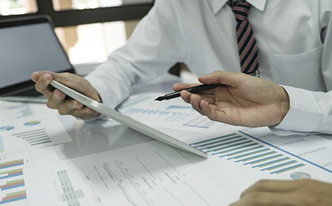 ?？诓惋嫻咀运璨牧?></p><h3>三、?？诓惋嫻咀运璨牧?/h3><p>注冊海口餐飲公司時，準(zhǔn)備好以下材料可以提高注冊效率：</p><p>- 法人和股東身份證明：包括法人代表和各股東的身份證及聯(lián)系方式。</p><p>- 租賃合同或房產(chǎn)證明：提供公司辦公地點的租賃合同或產(chǎn)權(quán)證明。</p><p>- 公司章程：公司章程必須符合相關(guān)法律法規(guī)，明確公司運營規(guī)則和管理結(jié)構(gòu)。</p><p>- 食品經(jīng)營許可證申請材料：餐飲公司在注冊后還需要申請食品經(jīng)營許可證，提供相關(guān)的衛(wèi)生和安全證明。</p><h3>四、海口餐飲公司注冊的費用</h3><p>在?？谧圆惋嫻?，涉及的費用主要包括以下幾個方面：</p><p>- 工商注冊費用：工商局的注冊費用通常較低，一般幾百元左右。</p><p>- 刻章費用：公章、財務(wù)章等費用一般在300元左右。</p><p>- 食品經(jīng)營許可證費用：該費用根據(jù)餐飲公司的規(guī)模和類型有所不同，一般在500元到2000元之間。</p><p>- 稅務(wù)登記費用：稅務(wù)登記通常不收取額外費用，但需要向會計事務(wù)所支付一定的財務(wù)服務(wù)費用。</p><h3>五、?？诓惋嫻咀缘淖⒁馐马?/h3><p>在注冊?？诓惋嫻緯r，企業(yè)主需要注意以下幾點：</p><p>- 場地要求：餐飲公司必須符合餐飲衛(wèi)生和安全要求，注冊前需確保經(jīng)營場所符合相關(guān)規(guī)定。</p><p>- 食品安全：餐飲企業(yè)需要遵守食品安全法，建立完善的食品安全管理體系，并確保工作人員具備食品安全培訓(xùn)。</p><p>- 許可證辦理：申請食品經(jīng)營許可證時，必須按照餐飲行業(yè)的規(guī)定辦理，避免因手續(xù)不全而耽誤開業(yè)。</p><h3>六、總結(jié)</h3><p>總體來說，?？诓惋嫻咀缘牧鞒滔鄬啙?，但仍需遵守當(dāng)?shù)氐姆ㄒ?guī)和行業(yè)標(biāo)準(zhǔn)。確保公司名稱、經(jīng)營場地、法人資格、食品安全等方面符合要求，能夠順利獲得相關(guān)許可證。注冊過程中的各項材料和費用準(zhǔn)備也需要企業(yè)主提前規(guī)劃，以確保順利通過注冊。</p><p>若您有任何關(guān)于?？诓惋嫻咀缘囊蓡?，或者需要專業(yè)的注冊服務(wù)，歡迎隨時咨詢海口泓灼會計公司，我們將為您提供專業(yè)的支持和幫助，助力您的創(chuàng)業(yè)之路更加順暢。</p><div   id=