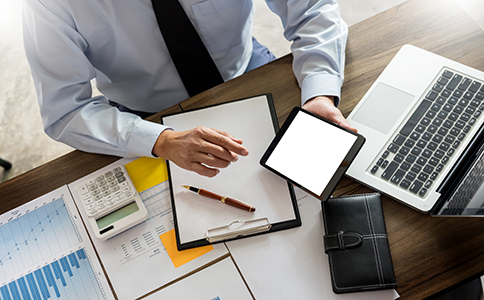 ?？谧约艺?></p><h3>一、為什么選擇在?？谧约艺?</h3><p>海口作為海南的經(jīng)濟核心區(qū)，近年來大力支持民生服務類企業(yè)的發(fā)展。家政服務市場需求穩(wěn)定，特別是在高齡化與城市化背景下，保潔、育嬰、陪護等服務需求持續(xù)上升。海口不僅注冊門檻低，還有部分區(qū)域提供創(chuàng)業(yè)補貼和稅收優(yōu)惠，這些都為家政公司提供了良好的發(fā)展土壤。</p><h3>二、?？诩艺咀粤鞒?/h3><p>想要順利完成海口家政公司注冊，需按照以下步驟操作：</p><p>1. 確定公司名稱</p><p>提前準備3~5個名字備選，到?？谑惺袌霰O(jiān)督管理局進行企業(yè)名稱預核準，避免重名。</p><p>2. 提交注冊材料</p><p>包括公司章程、法人及股東身份證明、注冊地址證明(可使用租賃合同)、經(jīng)營范圍說明等。</p><p>3. 辦理營業(yè)執(zhí)照</p><p>在材料審核無誤后，可在海南政務服務平臺或現(xiàn)場提交申請，審核通過后領取營業(yè)執(zhí)照。</p><p>4. 刻章備案</p><p>包括公司公章、法人章、財務章等，需前往公安指定刻章點統(tǒng)一制作。</p><p>5. 銀行開戶與稅務登記</p><p>開設公司對公賬戶，并在取得營業(yè)執(zhí)照后30日內(nèi)到稅務局進行稅務登記。</p><p>6. 申請行業(yè)許可(如有必要)</p><p>若涉及母嬰護理、病患陪護等特殊服務，建議根據(jù)服務類型咨詢是否需要額外資質(zhì)備案。<br><img src=