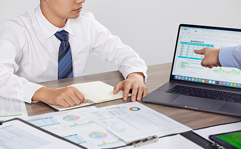 注冊(cè)?？诳萍脊?></p><h3>二、注冊(cè)?？诳萍脊緦?shí)際費(fèi)用的預(yù)算</h3><p>通過對(duì)各項(xiàng)費(fèi)用的分析，您可以大致得出注冊(cè)?？诳萍脊镜念A(yù)算。以下是一些典型案例：</p><p>- 小型科技公司注冊(cè)：注冊(cè)資本為10萬元，選擇經(jīng)濟(jì)型代理服務(wù)，辦公場(chǎng)地租賃共享空間，記賬代理費(fèi)用較低的情況?？傎M(fèi)用大約在1.5萬元至2萬元之間。</p><p>- 中型科技公司注冊(cè)：注冊(cè)資本在30萬元至50萬元之間，選擇較為完善的代理服務(wù)，租賃獨(dú)立辦公室或較高端共享空間，財(cái)務(wù)服務(wù)需求較高?？傎M(fèi)用大約在3萬元至5萬元之間。</p><p>- 大型科技公司注冊(cè)：注冊(cè)資本超過100萬元，選擇全程高端代理服務(wù)，租賃寫字樓或?qū)Ｓ棉k公場(chǎng)地，財(cái)務(wù)管理較為復(fù)雜?？傎M(fèi)用大約在8萬元至15萬元之間。</p><h3>三、如何節(jié)省注冊(cè)?？诳萍脊镜馁M(fèi)用</h3><p>盡管注冊(cè)科技公司所需的費(fèi)用各不相同，但在注冊(cè)過程中，您仍可以通過一些方式節(jié)省成本：</p><p>1. 選擇合適的代理公司</p><p>在選擇代理公司時(shí)，建議您多比較幾家代理公司。除了費(fèi)用外，還需要關(guān)注其服務(wù)質(zhì)量與口碑。選擇經(jīng)驗(yàn)豐富且價(jià)格合理的代理公司，能幫助您減少不必要的支出。</p><p>2. 控制辦公場(chǎng)地租賃費(fèi)用</p><p>如果您的科技公司剛剛起步，可以選擇共享辦公空間或虛擬辦公室，既能有效降低租賃成本，又能獲得一定的商務(wù)支持。</p><p>3. 靈活規(guī)劃注冊(cè)資本</p><p>根據(jù)公司運(yùn)營(yíng)的需求，合理規(guī)劃注冊(cè)資本。在海南等地區(qū)，許多公司選擇較低的注冊(cè)資本，既可以降低資金壓力，又能保證注冊(cè)順利進(jìn)行。</p><p>4. 考慮長(zhǎng)期財(cái)務(wù)合作</p><p>如果您的公司計(jì)劃長(zhǎng)期運(yùn)營(yíng)，建議選擇與財(cái)務(wù)代理公司建立長(zhǎng)期合作關(guān)系，這樣可以根據(jù)公司的發(fā)展需要逐步調(diào)整財(cái)務(wù)服務(wù)內(nèi)容，避免頻繁更換服務(wù)商而產(chǎn)生的額外費(fèi)用。</p><h3>四、總結(jié)</h3><p>注冊(cè)?？诳萍脊舅璧馁M(fèi)用涉及多個(gè)方面，具體金額取決于公司的規(guī)模、所選服務(wù)以及場(chǎng)地要求。一般情況下，注冊(cè)?？诳萍脊究傎M(fèi)用大致在1.5萬元到15萬元之間。</p><p>創(chuàng)業(yè)者在注冊(cè)公司前，建議全面了解各項(xiàng)費(fèi)用，并根據(jù)實(shí)際需求做出合理的預(yù)算規(guī)劃。通過選擇合適的代理服務(wù)、辦公場(chǎng)地及財(cái)務(wù)管理，您可以在保證順利完成公司注冊(cè)的同時(shí)，節(jié)省不必要的開支，確保公司能夠健康運(yùn)營(yíng)。</p>                </div>
                <p class=