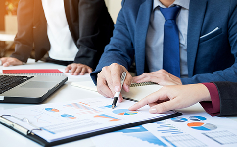 ?？诓惋嫻咀?></p><h3>一、海口餐飲行業(yè)的創(chuàng)業(yè)機會</h3><p>?？谧鳛楹Ｄ鲜∈瑩碛辛己玫穆糜钨Y源和獨特的地方特色美食，餐飲業(yè)一直是創(chuàng)業(yè)者們關(guān)注的熱點行業(yè)。無論是街頭小吃、地方特色餐館，還是連鎖快餐店，市場需求日益增加。但餐飲業(yè)的特殊性也要求創(chuàng)業(yè)者必須符合法律法規(guī)，具備相關(guān)資質(zhì)才能正常經(jīng)營。因此，理解?？诓惋嫻咀詶l件是成功開設(shè)餐飲公司的第一步。</p><h3>二、?？诓惋嫻咀缘幕緱l件</h3><p>開設(shè)一家餐飲公司，除了滿足普通公司的注冊要求外，餐飲行業(yè)還需要遵循一系列特殊規(guī)定。具體來說，?？诓惋嫻咀詶l件主要包括以下幾方面：</p><p>1. 合法的經(jīng)營場所</p><p>餐飲公司必須具備符合規(guī)定的經(jīng)營場所。根據(jù)《食品安全法》要求，餐飲經(jīng)營場所必須滿足以下條件：</p><p>- 場地符合建筑安全標(biāo)準(zhǔn)，消防設(shè)施完備。</p><p>- 具備必要的衛(wèi)生條件，包括通風(fēng)、排水、防蟲防鼠等設(shè)施。</p><p>- 提供租賃合同或房產(chǎn)證明，證明該場所可用于經(jīng)營餐飲業(yè)務(wù)。</p><p>2. 相關(guān)許可資質(zhì)</p><p>餐飲公司除了一般的工商注冊外，還需要辦理一些特定的許可證。最重要的是：</p><p>- 食品經(jīng)營許可證：由市場監(jiān)督管理局發(fā)放，餐飲企業(yè)必須申請并獲得該許可證才能合法經(jīng)營。</p><p>- 衛(wèi)生許可證：一些特定類型的餐飲公司(如餐廳、食堂)還需要申請衛(wèi)生許可證，確保符合公共衛(wèi)生安全要求。</p><p>- 從業(yè)人員健康證明：所有餐飲公司員工必須定期進行健康檢查，且通過健康證明。</p><p>3. 法人及股東資質(zhì)</p><p>與其他行業(yè)的公司注冊類似，餐飲公司也需要提供法人和股東的資質(zhì)證明。具體要求為：</p><p>- 法人必須年滿18歲，并具備完全的民事行為能力。</p><p>- 股東身份不受限制，但若涉及外國股東，需提供相應(yīng)的身份和居住證明。</p><p>4. 注冊資本要求</p><p>?？诓惋嫻咀詴r，對注冊資本并沒有統(tǒng)一的要求。一般來說，餐飲公司的注冊資本可以根據(jù)實際經(jīng)營情況來定，但最低注冊資本通常為3萬元人民幣。具體金額可以根據(jù)公司規(guī)模、業(yè)務(wù)內(nèi)容等因素靈活決定。<br><img src=