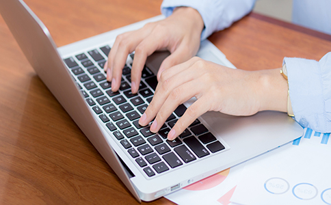 ?？谧怨舅璨牧?></p><h3>?？谧怨舅璨牧细攀?/h3><p>注冊公司時(shí)，不同類型的公司需要提交的材料有所不同。通常情況下，?？谧怨舅璨牧洗笾路譃橐韵聨最悾?/p><p>1. 公司名稱核準(zhǔn)申請書</p><p>公司名稱是注冊公司的第一步，必須選擇一個符合工商局規(guī)定的名稱，并且確保該名稱未被其他公司注冊。創(chuàng)業(yè)者需要提前查詢名稱是否可用，并在工商局進(jìn)行名稱核準(zhǔn)。</p><p>2. 法定代表人身份證明</p><p>法定代表人是公司的法律代表，需要提供其有效身份證件(如身份證復(fù)印件)。如果法定代表人是外籍人士，還需要提供護(hù)照等相關(guān)證件。</p><p>3. 股東身份證明及出資證明</p><p>股東是公司的出資方，每個股東需提供身份證明文件(如身份證復(fù)印件)以及對公司注冊資本的出資額證明。如果股東為法人或其他公司，還需要提供其法人代表身份證明和相關(guān)證件。</p><p>4. 注冊地址證明材料</p><p>公司必須提供一個注冊地址，作為公司營業(yè)執(zhí)照上的注冊地址。一般來說，創(chuàng)業(yè)者需要提供租賃合同或房產(chǎn)證復(fù)印件來證明該地址的合法性。</p><p>5. 公司章程</p><p>公司章程是公司內(nèi)部管理的基本文件，內(nèi)容包括公司名稱、注冊資本、股東權(quán)利義務(wù)、經(jīng)營范圍等信息。公司章程需股東簽字確認(rèn)，并根據(jù)公司類型進(jìn)行相應(yīng)的修改。</p><p>6. 公司經(jīng)營范圍</p><p>?？谧怨緯r(shí)，需要明確公司的經(jīng)營范圍，并確保其符合相關(guān)法律規(guī)定。經(jīng)營范圍要盡量簡潔明了，避免過于寬泛，避免后期經(jīng)營中出現(xiàn)問題。</p><p>7. 注冊資本證明材料</p><p>注冊資本是公司成立時(shí)的初始資金，需根據(jù)公司類型和經(jīng)營需求進(jìn)行合理設(shè)定。?？诘恼咭?guī)定，注冊資本不再強(qiáng)制要求實(shí)繳，可以認(rèn)繳制。但依然需要提供相關(guān)證明文件，確認(rèn)股東的出資額。<br><img src=