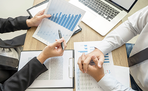 ?？诜止咀?></p><h3>1. 海口分公司注冊的適用情形與好處</h3><p>分公司作為企業(yè)擴展業(yè)務的有效方式，適用于母公司希望在海口設立新的經(jīng)營實體，但不想獨立承擔公司法人責任的情形。分公司與母公司并非獨立法人，其經(jīng)營活動與母公司息息相關。注冊分公司的好處包括：</p><p>便于拓展市場：在海口設立分公司有助于企業(yè)快速開拓本地市場，提升品牌影響力。</p><p>稅收優(yōu)惠：海南省近年來實施了多項稅收優(yōu)惠政策，尤其對分公司有一定的支持力度。</p><p>簡化管理：分公司由母公司直接管理，便于資源調(diào)配和業(yè)務協(xié)調(diào)。</p><h3>2. 注冊?？诜止厩暗臏蕚洳牧吓c條件</h3><p>在正式開始海口分公司注冊流程之前，企業(yè)需要準備以下材料：</p><p>母公司營業(yè)執(zhí)照副本：提供加蓋公章的復印件，確保其合法經(jīng)營。</p><p>分公司負責人信息：提供分公司負責人身份證復印件及其簡歷。</p><p>租賃合同或房產(chǎn)證復印件：證明分公司在海口的辦公地址。</p><p>公司章程或決議：母公司同意在海口設立分公司的相關決議文件。</p><p>財務審計報告：部分企業(yè)可能需要提供最新的財務審計報告，以證明企業(yè)的經(jīng)濟狀況。</p><p>稅務登記證：母公司在?？谧苑止厩埃仨毾韧瓿啥悇盏怯?。<br><img src=