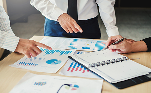 ?？谧陨锟萍脊镜牧鞒?></p><h3>一、?？谧陨锟萍脊镜牧鞒?/h3><p>注冊生物科技公司，首先需要了解相關(guān)的注冊流程。具體流程如下：</p><p>1. 公司名稱核準：首先需要進行公司名稱的核準。可以選擇包含生物科技、醫(yī)療、藥品等相關(guān)領(lǐng)域的名稱。需要提供多個備選名稱，以防沖突。</p><p>2. 準備注冊材料：準備公司設立所需的資料，包含股東、法定代表人身份證明、公司章程等。對于生物科技公司，還需要提供相關(guān)行業(yè)的資質(zhì)證書，尤其是涉及到醫(yī)療、制藥、基因研究等領(lǐng)域時。</p><p>3. 注冊資本：生物科技公司注冊時沒有最低注冊資本要求，但需要根據(jù)公司實際運營情況進行合理規(guī)劃。</p><p>4. 注冊申請?zhí)峤唬簩⑺胁牧咸峤恢梁？谑泄ど绦姓芾砭?，進行注冊申請。</p><p>5. 領(lǐng)取營業(yè)執(zhí)照：工商局審核通過后，會發(fā)放營業(yè)執(zhí)照，正式成立公司。</p><p>6. 開設銀行賬戶：注冊完成后，公司需要開設銀行基本賬戶，用于公司運營資金的管理。</p><p>7. 稅務登記及申請相關(guān)資質(zhì)：完成稅務登記，并申請相關(guān)行業(yè)許可與資質(zhì)，尤其是在涉及到生產(chǎn)、研發(fā)類的生物產(chǎn)品時。</p><h3>二、海口注冊生物科技公司所需材料清單</h3><p>注冊生物科技公司時，以下材料是必須準備的：</p><p>1. 公司名稱核準通知書：需提供多個備選公司名稱。</p><p>2. 股東身份證明文件：自然人股東需提供身份證復印件，法人股東則需提供營業(yè)執(zhí)照復印件。</p><p>3. 公司章程：章程是公司治理的基本文件，需要明確公司經(jīng)營范圍、股東權(quán)益等。</p><p>4. 注冊地址證明：租賃合同、房產(chǎn)證等，證明公司注冊地址。</p><p>5. 法定代表人身份證明：法定代表人需提供身份證及相關(guān)證明。</p><p>6. 行業(yè)資質(zhì)文件：對于從事特定生物科研或藥品生產(chǎn)的公司，必須提供相應的行業(yè)許可證和資質(zhì)。<br><img src=