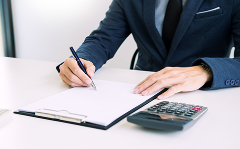 ?？谧跃频旯芾砉?></p><h3>三、?？谧跃频旯芾砉舅璨牧锨鍐?/h3><p>在注冊酒店管理公司時，您需要準備以下材料：</p><p>1. 法定代表人身份證明</p><p>提供法定代表人及股東的身份證及復印件，并由相關單位或律師公證。</p><p>2. 公司章程</p><p>由公司所有股東簽署，并按要求進行公證。</p><p>3. 注冊地址證明材料</p><p>提供租賃合同和房產證復印件，證明公司有合法的注冊地址。</p><p>4. 股東身份證明</p><p>提供所有股東的身份證明文件，包括個人身份證或企業(yè)法人營業(yè)執(zhí)照復印件。</p><p>5. 酒店經營許可證申請書</p><p>如果需要經營酒店或相關業(yè)務，必須申請酒店經營許可證，提供符合要求的申請書。</p><h3>四、?？谧跃频旯芾砉镜馁M用解析</h3><p>在?？谧跃频旯芾砉具^程中，除了時間和精力的投入，還有一些費用需要考慮。以下是常見的費用項目：</p><p>1. 公司注冊費用</p><p>包括公司名稱核準、工商注冊等費用。注冊公司時，工商局的注冊費用通常在500元到1000元之間。</p><p>2. 銀行開戶費用</p><p>銀行開戶費用大約在300元到600元之間，具體費用根據銀行及賬戶類型不同有所差異。</p><p>3. 稅務登記費用</p><p>稅務登記和申請稅務證件的費用通常在200元到500元之間，具體費用根據地方稅務部門規(guī)定不同。</p><p>4. 酒店經營許可證費用</p><p>酒店經營許可證的辦理費用大約在500元到1500元之間，視不同地區(qū)的規(guī)定而有所不同。</p><p>5. 代理服務費用</p><p>如果選擇通過代理公司代辦注冊，費用大約在3000元到5000元不等，具體價格根據代理公司服務的范圍和質量有所不同。</p><p>6. 其他費用</p><p>如公司印章刻制費用、地址使用費等附加費用，通常在100元到500元之間。</p><h3>五、海口注冊酒店管理公司注意事項</h3><p>1. 注冊地址的選擇</p><p>在?？谧跃频旯芾砉緯r，注冊地址的選擇尤為重要。注冊地址必須是合法的商業(yè)辦公地址。若是通過租賃共享辦公空間來注冊，需確認該地址是否允許用于公司注冊。</p><p>2. 酒店經營許可證的申請</p><p>酒店管理公司需要在注冊后申請酒店經營許可證，該過程通常需要一定時間，申請時需提供詳細的酒店設施信息及配套設施證明。建議提前規(guī)劃，避免因許可問題影響業(yè)務開展。</p><p>3. 行業(yè)特殊要求</p><p>酒店管理公司在運營過程中，涉及到的法律法規(guī)較多，例如消防安全、衛(wèi)生管理、環(huán)保等方面，因此在公司成立時應有相關行業(yè)的經驗或專業(yè)團隊支持，以確保經營合法合規(guī)。</p><h3>總結</h3><p>總的來說，注冊酒店管理公司是一個涉及多個步驟的過程。雖然具體的注冊程序和費用根據各個地方的規(guī)定有所不同，但總體來說，在?？谧跃频旯芾砉臼且粋€相對簡單且具備高潛力的商業(yè)選擇。在注冊過程中，確保按步驟進行，并準備好相關材料，您就能順利完成公司注冊。</p><p>如您有任何關于注冊酒店管理公司的問題，歡迎隨時咨詢海口泓灼會計，我們將為您提供專業(yè)的注冊、財務和稅務咨詢服務，確保您的公司注冊順利，助力您的酒店管理事業(yè)蓬勃發(fā)展。</p>                </div>
                <p class=