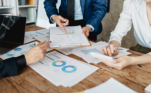 ?？诓惋嫻咀?></p><h3>一、海口餐飲公司注冊前的準(zhǔn)備事項</h3><p>在辦理?？诓惋嫻局?，創(chuàng)業(yè)者需要做好充分準(zhǔn)備：</p><p>確定公司類型與經(jīng)營范圍：餐飲企業(yè)一般注冊為有限責(zé)任公司，經(jīng)營范圍應(yīng)包含餐飲服務(wù)、食品加工等相關(guān)內(nèi)容，避免后續(xù)經(jīng)營范圍不符帶來的麻煩。</p><p>公司名稱預(yù)先核準(zhǔn)：起好幾個備選名稱，確保名稱符合?？诠ど叹忠?guī)定，且未被他人注冊。</p><p>準(zhǔn)備注冊地址：餐飲公司需有符合經(jīng)營資質(zhì)的實體地址，部分商用地址可能需要租賃合同或產(chǎn)權(quán)證明。</p><p>了解相關(guān)政策法規(guī)：包括食品安全法、海口市餐飲行業(yè)管理條例等，確保經(jīng)營合法合規(guī)。</p><h3>二、?？诓惋嫻巨k理流程詳細(xì)步驟</h3><p>1. 名稱核準(zhǔn)</p><p>首先，到?？谑袌霰O(jiān)督管理局或通過線上平臺提交公司名稱預(yù)先核準(zhǔn)申請。核準(zhǔn)通過后，領(lǐng)取《企業(yè)名稱預(yù)先核準(zhǔn)通知書》。</p><p>2. 提交工商注冊申請材料</p><p>準(zhǔn)備好以下材料：</p><p>公司章程(含經(jīng)營范圍和股東信息);</p><p>股東、法人身份證復(fù)印件;</p><p>注冊地址相關(guān)證明材料;</p><p>申請書及其他規(guī)定文件。</p><p>提交材料后，等待審核，通常3-5個工作日內(nèi)完成。</p><p>3. 領(lǐng)取營業(yè)執(zhí)照</p><p>審核通過后，領(lǐng)取營業(yè)執(zhí)照。營業(yè)執(zhí)照是公司合法經(jīng)營的基本憑證。</p><p>4. 辦理食品經(jīng)營許可證</p><p>餐飲公司必須辦理食品經(jīng)營許可證，需向?？谑惺袌霰O(jiān)督管理局食品藥品監(jiān)管部門申請。準(zhǔn)備材料包括：</p><p>營業(yè)執(zhí)照副本;</p><p>申請書;</p><p>經(jīng)營場所證明;</p><p>食品安全管理制度等。</p><p>審核通過后，領(lǐng)取食品經(jīng)營許可證。</p><p>5. 刻章及銀行開戶</p><p>領(lǐng)取營業(yè)執(zhí)照后，刻制公司公章、財務(wù)章、法人章等。隨后到銀行開設(shè)公司基本賬戶，方便后續(xù)資金管理。</p><p>6. 稅務(wù)登記</p><p>前往?？诙悇?wù)局辦理稅務(wù)登記，領(lǐng)取稅務(wù)登記證(或完成電子稅務(wù)備案)，確定納稅類型及發(fā)票申請。<br><img src=