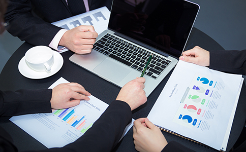 ?？诠镜刂纷兏某Ｒ娫?></p><h3>一、?？诠镜刂纷兏某Ｒ娫?/h3><p>企業(yè)變更地址的原因多種多樣，常見的主要有以下幾種：</p><p>企業(yè)搬遷升級：公司業(yè)務(wù)發(fā)展迅速，需擴大辦公場地，選擇更適合經(jīng)營的辦公環(huán)境。</p><p>租賃合同到期：原辦公場所租約結(jié)束，不再續(xù)租，需尋找新地址。</p><p>節(jié)約成本：遷往租金或運營成本更低的區(qū)域。</p><p>政策扶持：部分?？谔囟▍^(qū)域有稅收優(yōu)惠或扶持政策，企業(yè)選擇遷址以享受政策紅利。</p><p>無論原因如何，及時依法辦理地址變更手續(xù)，確保企業(yè)信息準(zhǔn)確，是維護企業(yè)合法權(quán)益的關(guān)鍵。</p><h3>二、海口公司地址變更的辦理流程</h3><p>?？诠镜刂纷兏话阈枰诤？谑惺袌霰O(jiān)督管理局辦理，主要流程如下：</p><p>1. 準(zhǔn)備材料：按照規(guī)定準(zhǔn)備相關(guān)材料，確保信息完整。</p><p>2. 提交申請：通過“?？谑袌霰O(jiān)管局”官網(wǎng)或現(xiàn)場提交地址變更申請。</p><p>3. 審核材料：工商部門對提交材料進行審核，確認(rèn)無誤后受理。</p><p>4. 領(lǐng)取新的營業(yè)執(zhí)照：審核通過后，領(lǐng)取更新后的營業(yè)執(zhí)照正副本。</p><p>5. 相關(guān)部門變更備案：包括稅務(wù)局、銀行開戶行等同步更新地址信息。</p><p>如果地址涉及跨區(qū)遷移，還可能涉及更復(fù)雜的遷移備案手續(xù)，具體可咨詢專業(yè)機構(gòu)。<br><img src=