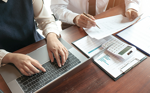 ?？谧韵愀酃?></p><h3>為什么選擇在?？谧韵愀酃?</h3><p>海口作為海南省省會，地理位置優(yōu)越，政策環(huán)境開放，近年來大力支持國際貿(mào)易和跨境服務(wù)。通過?？谧韵愀酃荆梢韵硎艿揭韵聝?yōu)勢：</p><p>- 本地專業(yè)代辦服務(wù)：?？趽碛胸S富經(jīng)驗的會計師事務(wù)所和注冊代理機構(gòu)，熟悉香港公司注冊政策和流程，能夠全程協(xié)助您順利完成注冊。</p><p>- 手續(xù)簡便高效：利用?？诖k渠道，資料準備及審批流程更加順暢，縮短注冊周期。</p><p>- 稅務(wù)申報便利：香港稅制優(yōu)惠，零利得稅政策有助于企業(yè)合理節(jié)稅。</p><p>- 國際形象提升：擁有香港公司，有利于開拓海外市場和提升品牌信譽。</p><p>基于以上優(yōu)勢，海口成為越來越多企業(yè)選擇注冊香港公司的重要中轉(zhuǎn)站。</p><h3>海口注冊香港公司流程詳細步驟</h3><p>了解清晰的?？谧韵愀酃玖鞒?，能夠有效規(guī)避常見問題，確保注冊順利完成。下面是具體步驟介紹：</p><p>1. 公司名稱核準</p><p>注冊前，首先要進行公司名稱預(yù)先核準，確保所選名稱符合香港公司注冊處的規(guī)定且未被占用。一般建議準備多個備選名稱，提高通過率。</p><p>2. 準備并提交注冊資料</p><p>提交的主要資料包括：</p><p>- 公司章程(Articles of Association)</p><p>- 股東和董事身份證明文件(身份證、護照等)</p><p>- 公司注冊地址證明(香港本地地址)</p><p>- 注冊資本信息及相關(guān)表格</p><p>?？诖k機構(gòu)會協(xié)助客戶準備齊全并規(guī)范這些資料。</p><p>3. 向香港公司注冊處遞交申請</p><p>資料齊備后，由代理機構(gòu)統(tǒng)一提交至香港公司注冊處，等待審核。</p><p>4. 獲得公司注冊證書</p><p>審核通過后，公司注冊處會頒發(fā)公司注冊證書(Certificate of Incorporation)及商業(yè)登記證。這標志著香港公司正式成立。</p><p>5. 公司文件簽署與后續(xù)服務(wù)</p><p>成立后，公司需要完成印章刻制、銀行開戶、稅務(wù)登記等事項。代辦機構(gòu)通常提供后續(xù)秘書服務(wù)和賬務(wù)代理，確保公司正常運營。<br><img src=