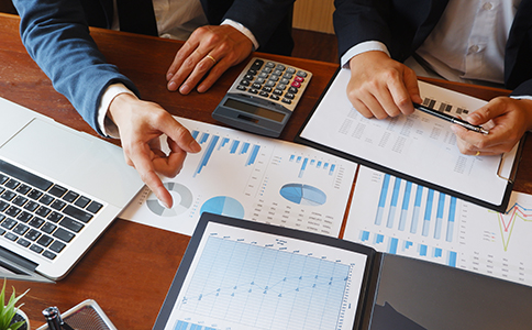 ?？诠咀苑?></p><h3>四、如何選擇合適的注冊服務，避免高額隱形費用</h3><p>在選擇?？诠咀苑諘r，創(chuàng)業(yè)者應特別注意以下幾點：</p><p>1. 明確費用結構</p><p>在選擇服務時，一定要與代理公司明確溝通所有費用項目，避免后期出現(xiàn)隱性費用，如銀行開戶費用、年檢費用等。</p><p>2. 比較不同服務商的報價</p><p>不同的注冊代理公司提供的服務內(nèi)容和費用會有所不同，建議多方對比，選擇最適合自己需求的方案。</p><p>3. 選擇正規(guī)公司</p><p>選擇有資質、口碑良好的公司進行注冊，以確保流程順利，避免因注冊不合規(guī)而造成不必要的額外費用。</p><h3>五、?？诠咀粤鞒毯喪?/h3><p>注冊公司雖然涉及多項步驟，但總體來說流程較為簡單。以有限責任公司為例，注冊流程大致如下：</p><p>1. 名稱預先核準</p><p>首先需要申請公司名稱的預先核準，確保公司名稱沒有重復或侵權。</p><p>2. 提交注冊材料</p><p>提交公司注冊地址、股東和法人身份證明、注冊資本等相關資料。</p><p>3. 領取營業(yè)執(zhí)照</p><p>提交所有材料后，工商局會在一定時間內(nèi)審批并發(fā)放營業(yè)執(zhí)照。</p><p>4. 稅務登記</p><p>公司領取營業(yè)執(zhí)照后，還需要在稅務局進行稅務登記，并申請發(fā)票等相關稅務業(yè)務。</p><p>5. 銀行開戶</p><p>注冊完成后，企業(yè)需要在銀行開設公司賬戶，方便資金的流轉和管理。</p><h3>六、總結</h3><p>綜上所述，?？诠咀缘淖钚聢髢r因公司類型、注冊資本、所選服務等因素的不同而有所差異。大多數(shù)初創(chuàng)企業(yè)選擇的注冊費用在1000元到3000元之間，而一站式服務和特殊行業(yè)注冊的費用會更高。創(chuàng)業(yè)者在選擇公司注冊服務時，應確保了解所有費用細節(jié)，避免出現(xiàn)隱形費用。</p><p>在選擇注冊代理公司時，建議選擇經(jīng)驗豐富、信譽良好的公司，以確保注冊過程順利進行。如果你有任何疑問或需要幫助，隨時可以咨詢?？阢茣?，我們?yōu)槟峁I(yè)的注冊咨詢和全程代理服務，幫助您的企業(yè)順利起航。</p><div   id=