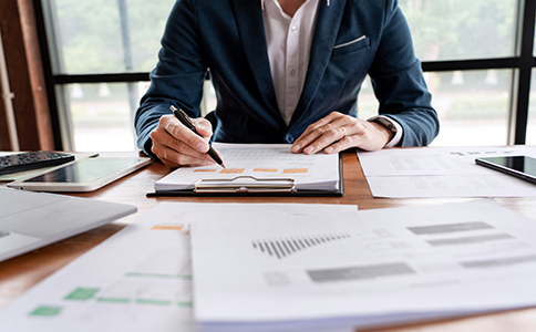 ?？诠咀?></p><h3>四、海口當(dāng)?shù)卣邔咀詶l件的影響</h3><p>作為海南省會，海口積極推進(jìn)營商環(huán)境優(yōu)化，出臺多項優(yōu)惠政策支持創(chuàng)業(yè)創(chuàng)新。例如：</p><p>- 注冊資本認(rèn)繳制放寬，減輕創(chuàng)業(yè)者資金壓力。</p><p>- 優(yōu)化審批流程，推行“最多跑一次”改革，節(jié)省時間成本。</p><p>- 創(chuàng)業(yè)扶持資金及稅收優(yōu)惠政策，為新注冊企業(yè)提供多方面支持。</p><p>了解并合理利用這些政策，是提高公司注冊成功率和經(jīng)營效益的重要途徑。</p><h3>五、海口公司注冊過程中常見問題及建議</h3><p>?？诠咀赃^程中，創(chuàng)業(yè)者常遇到的難點包括：</p><p>- 公司名稱核準(zhǔn)被駁回</p><p>建議準(zhǔn)備多個備選名稱，避免名稱雷同。</p><p>- 注冊地址不符合規(guī)定</p><p>確保注冊地址合法合規(guī)，及時提供有效證明。</p><p>- 資料準(zhǔn)備不齊全或錯誤</p><p>仔細(xì)核對材料，必要時咨詢專業(yè)代理機構(gòu)協(xié)助準(zhǔn)備。</p><p>- 不了解政策變化導(dǎo)致流程延誤</p><p>建議關(guān)注?？诋?dāng)?shù)毓ど陶邉討B(tài)，及時調(diào)整申請策略。</p><p>遇到問題及時尋求專業(yè)指導(dǎo)，可大幅降低注冊難度和風(fēng)險。</p><h3>總結(jié)</h3><p>綜上所述，“?？诠咀孕枰裁礂l件”涵蓋了公司名稱、注冊地址、股東資格、注冊資本和經(jīng)營范圍等多方面的基本要求。充分了解并準(zhǔn)備好相關(guān)材料，選擇合適的公司類型，積極利用?？诋?dāng)?shù)氐膬?yōu)惠政策，能幫助創(chuàng)業(yè)者順利完成注冊，快速進(jìn)入經(jīng)營階段。</p><p>如果您對?？诠咀粤鞒踢€有疑問，或希望獲得專業(yè)、高效的注冊服務(wù)，歡迎隨時咨詢海口泓灼會計。我們提供全方位的注冊代理和財稅咨詢，助力您的創(chuàng)業(yè)夢想穩(wěn)步起航!</p><div   id=