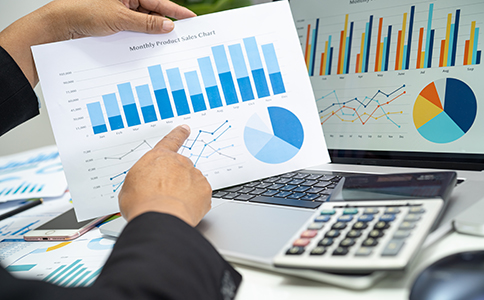 ?？诳萍脊咀运璨牧?></p><h3>三、?？诳萍脊咀运璨牧?/h3><p>完整、準(zhǔn)確的材料是注冊順利的保障。主要材料包括：</p><p>1. 股東身份證明(個(gè)人股東提供身份證，企業(yè)股東提供營業(yè)執(zhí)照及授權(quán)書)</p><p>2. 公司章程(簽署完成的電子或紙質(zhì)版本)</p><p>3. 公司名稱核準(zhǔn)通知書</p><p>4. 注冊地址證明(房產(chǎn)證或租賃合同及房東授權(quán)書)</p><p>5. 法定代表人任職文件(董事會決議或股東決議)</p><p>6. 其他行業(yè)許可文件(如涉及科技特殊業(yè)務(wù)，需提供相關(guān)審批或備案材料)</p><p>確保材料齊全、清晰，可有效避免工商局退件或延遲審批。</p><h3>四、?？诳萍脊咀再M(fèi)用及時(shí)間</h3><p>注冊科技公司的費(fèi)用主要包括以下幾類：</p><p>1. 工商注冊費(fèi)用</p><p>- 名稱核準(zhǔn)費(fèi)：約 50 元</p><p>- 工商注冊登記費(fèi)：約 100 元</p><p>2. 印章及刻章費(fèi)用</p><p>- 公章、財(cái)務(wù)章、法人章、合同章等刻制費(fèi)用約 200~500 元</p><p>3. 銀行開戶及稅務(wù)費(fèi)用</p><p>- 銀行開戶費(fèi)用一般無硬性要求</p><p>- 增值稅發(fā)票系統(tǒng)開通及稅務(wù)認(rèn)定免費(fèi)</p><p>4. 代辦費(fèi)用(可選)</p><p>- 若選擇代辦機(jī)構(gòu)辦理注冊，費(fèi)用一般在 1000~3000 元，視服務(wù)內(nèi)容而定</p><p>時(shí)間周期：</p><p>- 公司名稱核準(zhǔn)：1~3 個(gè)工作日</p><p>- 工商注冊審批：5~10 個(gè)工作日</p><p>- 刻章及銀行開戶：2~5 個(gè)工作日</p><p>- 完成稅務(wù)登記：3~7 個(gè)工作日</p><p>總體來看，從準(zhǔn)備材料到公司正式運(yùn)營，整個(gè)流程約需 2~4 周，若代辦機(jī)構(gòu)操作，可節(jié)省部分時(shí)間。</p><h3>五、注冊海口科技公司注意事項(xiàng)</h3><p>在注冊過程中，需特別注意以下事項(xiàng)：</p><p>1. 公司名稱審核嚴(yán)格</p><p>盡量避免重復(fù)名稱，并可增加行業(yè)特點(diǎn)詞語，提高通過率。</p><p>2. 注冊地址真實(shí)性</p><p>注冊地址需真實(shí)有效，虛假地址會導(dǎo)致注冊失敗或后續(xù)處罰。</p><p>3. 經(jīng)營范圍精準(zhǔn)</p><p>科技公司的經(jīng)營范圍要覆蓋未來業(yè)務(wù)發(fā)展，避免頻繁變更增加成本。</p><p>4. 資本與出資比例明確</p><p>股東出資方式、比例及出資時(shí)間需在章程中明確，避免未來糾紛。</p><p>5. 及時(shí)辦理稅務(wù)和社保</p><p>逾期未登記稅務(wù)或社保會影響公司信用及正常運(yùn)營。</p><h3>總結(jié)</h3><p>總的來說，海口科技公司怎么注冊涉及多個(gè)環(huán)節(jié)：條件滿足、名稱核準(zhǔn)、章程制定、工商注冊、刻章開戶、稅務(wù)登記等。掌握每個(gè)步驟的關(guān)鍵要點(diǎn)，并準(zhǔn)備齊全材料，可有效縮短注冊周期，順利開展科技業(yè)務(wù)。同時(shí)，?？诳萍脊咀圆粌H能合法開展經(jīng)營，還能享受地方政策扶持，為公司未來發(fā)展奠定基礎(chǔ)。</p><p>對于不熟悉注冊流程或希望節(jié)省時(shí)間的創(chuàng)業(yè)者，建議隨時(shí)咨詢海口泓灼會計(jì)，獲取專業(yè)指導(dǎo)和一站式服務(wù)，確保公司注冊高效順利，安心開拓市場。</p><div   id=