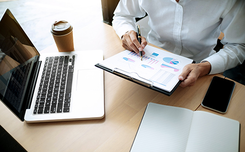 ?？诠咀粤鞒?></p><h3>一、?？诠咀粤鞒谈攀?/h3><p>在?？谧怨就ǔ０ㄒ韵聨讉€關(guān)鍵步驟，每一步都需嚴格按照工商部門的要求完成：</p><p>1. 公司名稱核準</p><p>公司注冊的第一步是進行公司名稱核準。企業(yè)需準備多個備選名稱，提交至海口市場監(jiān)管局，確保名稱未被他人使用。通過核準后，會獲得《企業(yè)名稱預(yù)先核準通知書》，這一步通常需要1-3個工作日。</p><p>2. 提交注冊資料</p><p>核準名稱后，企業(yè)需準備一系列注冊資料，包括：</p><p>- 公司章程</p><p>- 法定代表人身份證件復(fù)印件</p><p>- 股東信息及出資比例</p><p>- 注冊地址租賃合同或房產(chǎn)證明</p><p>提交資料時需確保完整、準確，以免影響審批進度。</p><p>3. 領(lǐng)取營業(yè)執(zhí)照</p><p>資料審核通過后，市場監(jiān)管局會頒發(fā)《營業(yè)執(zhí)照》。此階段是公司注冊的核心環(huán)節(jié)，標志著公司正式成立。</p><p>4. 刻章及銀行開戶</p><p>獲得營業(yè)執(zhí)照后，公司需刻制公章、財務(wù)章、合同章等，并到銀行開立基本賬戶。部分行業(yè)還需申請?zhí)囟ㄙY質(zhì)或許可證。</p><p>5. 稅務(wù)登記與社保開戶</p><p>公司成立后，需在稅務(wù)部門進行稅務(wù)登記，并按照規(guī)定為員工繳納社保及公積金。</p><h3>二、?？诠咀源k服務(wù)優(yōu)勢</h3><p>選擇代辦機構(gòu)注冊公司，可以讓創(chuàng)業(yè)者節(jié)省大量時間和精力，同時降低注冊過程中的出錯風(fēng)險。具體優(yōu)勢包括：</p><p>1. 節(jié)省時間</p><p>專業(yè)代辦機構(gòu)熟悉?？诠ど塘鞒?，能夠快速完成公司名稱核準、資料提交等步驟，將整個注冊周期縮短至5-10個工作日。</p><p>2. 專業(yè)指導(dǎo)</p><p>代辦機構(gòu)能夠根據(jù)企業(yè)性質(zhì)提供個性化建議，包括注冊資本、公司類型選擇、稅務(wù)登記等，避免常見誤區(qū)。</p><p>3. 降低出錯風(fēng)險</p><p>自行注冊公司容易因資料不全或填寫錯誤而被退回，代辦機構(gòu)可確保資料符合規(guī)定，順利通過審批。</p><p>4. 后續(xù)服務(wù)便利</p><p>部分代辦機構(gòu)提供后續(xù)財務(wù)代理、稅務(wù)申報等服務(wù)，幫助企業(yè)專注核心業(yè)務(wù)發(fā)展。<br><img src=