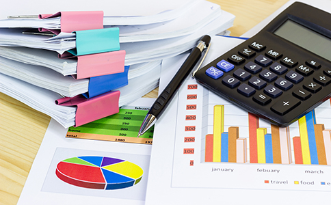 ?？谧怨煞莨舅璨牧?></p><h3>三、?？谧怨煞莨舅璨牧?/h3><p>在辦理注冊時，需要準(zhǔn)備的核心材料如下：</p><p>- 股東身份證明或營業(yè)執(zhí)照復(fù)印件</p><p>- 公司章程及股東會決議</p><p>- 注冊地址證明(房產(chǎn)證或租賃合同)</p><p>- 注冊資本出資證明(銀行驗資報告或認(rèn)繳聲明)</p><p>- 董事、監(jiān)事及法定代表人信息</p><p>這些材料齊全，能大大提高注冊效率，減少被退件或延遲的風(fēng)險。</p><h3>四、?？谧怨煞莨镜馁M(fèi)用及代辦服務(wù)</h3><p>?？谧怨煞莨旧婕暗馁M(fèi)用主要包括：</p><p>1. 工商注冊費(fèi)用</p><p>目前?？诠煞莨咀缘男姓M(fèi)用較低，一般在500元左右，包括名稱核準(zhǔn)費(fèi)、營業(yè)執(zhí)照工本費(fèi)等。</p><p>2. 刻章及公章費(fèi)用</p><p>刻制公司公章、財務(wù)章、合同章等費(fèi)用約在300-500元。</p><p>3. 銀行開戶及其他費(fèi)用</p><p>開設(shè)基本賬戶及相關(guān)銀行手續(xù)費(fèi)約在100元左右。</p><p>4. 代辦服務(wù)費(fèi)用(可選)</p><p>對于不熟悉流程的創(chuàng)業(yè)者，可選擇注冊代辦機(jī)構(gòu)，提供全程服務(wù)。市場價格一般在2000元\~4000元之間，具體費(fèi)用根據(jù)服務(wù)內(nèi)容和代辦機(jī)構(gòu)資質(zhì)略有差異。</p><h3>五、?？谧怨煞莨咀⒁馐马?/h3><p>在注冊過程中，有幾個關(guān)鍵點(diǎn)需要特別注意：</p><p>1. 名稱核準(zhǔn)避免重復(fù)</p><p>公司名稱重復(fù)會導(dǎo)致注冊受阻，建議提前準(zhǔn)備多個備選名稱，并在網(wǎng)絡(luò)查詢現(xiàn)有公司名稱。</p><p>2. 注冊資本認(rèn)繳期限</p><p>雖然允許認(rèn)繳，但需在章程中明確出資時間，避免股東糾紛。</p><p>3. 股東和董事信息真實性</p><p>提交虛假信息會影響審批，并可能承擔(dān)法律責(zé)任。</p><p>4. 稅務(wù)和社保及時登記</p><p>依法納稅和繳納社保，不僅是法律要求，也有助于公司后續(xù)融資和業(yè)務(wù)拓展。</p><h3>六、總結(jié)與建議</h3><p>總體來看，海口注冊股份公司的流程雖涉及多個環(huán)節(jié)，但只要條件符合、材料齊全，注冊過程是相對順利的。從公司名稱核準(zhǔn)、股東會決議、章程制定，到工商注冊、刻章和稅務(wù)登記，每一步都需嚴(yán)格按照要求操作。注冊費(fèi)用相對合理，即使選擇代辦服務(wù)，也能在預(yù)算范圍內(nèi)完成全程注冊。</p><p>對于想要在?？诎l(fā)展業(yè)務(wù)的創(chuàng)業(yè)者來說，股份公司不僅能為企業(yè)融資提供便利，還能提升企業(yè)形象和市場競爭力。如果您希望進(jìn)一步了解詳細(xì)流程、所需材料或代辦服務(wù)，建議隨時咨詢?？阢茣?，獲取專業(yè)、全面的注冊指導(dǎo)和支持。</p><div   id=