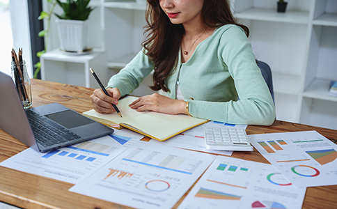 ?？诮ㄖ咀?></p><h3>四、?？诮ㄖ咀再M用及市場參考價格</h3><p>在海口注冊建筑公司，費用主要包括以下幾個部分：</p><p>1. 工商注冊費用</p><p>- 公司名稱核準(zhǔn)及營業(yè)執(zhí)照辦理：約 500-1000 元</p><p>- 刻章費用(公章、法人章、財務(wù)章)：約 300-500 元</p><p>2. 資質(zhì)申請費用</p><p>- 不同等級資質(zhì)費用差異較大，一般從 5000 元到 3 萬元不等，主要用于評審和材料審核。</p><p>3. 代理服務(wù)費用(可選)</p><p>- 如果選擇代辦注冊公司或資質(zhì)申請，費用一般在 2000-5000 元左右，根據(jù)服務(wù)內(nèi)容不同略有浮動。</p><p>總體來看，合理的市場價格不會過高，也不會影響注冊效率。選擇正規(guī)代理機(jī)構(gòu)可以節(jié)省時間，提高成功率。</p><h3>五、?？诮ㄖ咀宰⒁馐马椗c常見問題</h3><p>1. 名稱核準(zhǔn)被駁回</p><p>避免使用敏感或重復(fù)名稱，建議提前準(zhǔn)備多個備選名稱。</p><p>2. 注冊地址不合規(guī)</p><p>辦理前確認(rèn)租賃合同或房產(chǎn)證符合?？诠ど叹忠?，避免審核被拒。</p><p>3. 資質(zhì)等級申請不匹配</p><p>注冊時明確業(yè)務(wù)方向，選擇適合的資質(zhì)等級，避免未來業(yè)務(wù)受限。</p><p>4. 注冊資本過低</p><p>根據(jù)資質(zhì)等級設(shè)定合理注冊資本，保證資質(zhì)申請順利通過。</p><p>5. 稅務(wù)及銀行開戶問題</p><p>建筑公司涉及大額項目款項，提前咨詢稅務(wù)及銀行要求，確保資金流順暢。</p><h3>六、總結(jié)</h3><p>綜上所述，海口建筑公司注冊條件包括公司類型、注冊資本、股東及法定代表人資格、辦公地址等方面，注冊流程涵蓋公司名稱核準(zhǔn)、材料提交、營業(yè)執(zhí)照領(lǐng)取、刻章備案、銀行開戶及資質(zhì)申請。準(zhǔn)備齊全材料、合理預(yù)算注冊費用，并注意常見問題，可以顯著提升注冊效率，減少不必要的麻煩。</p><p>如果您在注冊?？诮ㄖ具^程中遇到疑難問題，或希望節(jié)省時間和精力，可以隨時咨詢 ?？阢茣嫞@得專業(yè)的注冊指導(dǎo)、資質(zhì)申請支持以及全流程服務(wù)。無論是初創(chuàng)企業(yè)還是擴(kuò)展業(yè)務(wù)，專業(yè)會計和咨詢團(tuán)隊都能幫助您順利開業(yè)，實現(xiàn)創(chuàng)業(yè)目標(biāo)。</p><div   id=