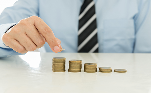 ?？谧钥萍脊玖鞒?></p><h3>海口注冊科技公司流程的主要步驟</h3><p>第一步：確定公司名稱</p><p>在?？谧钥萍脊?，首先要進行公司名稱核準。一般需要準備3-5個備選名稱，避免與已注冊公司重名。建議在名稱中包含“科技”字樣，更符合行業(yè)定位。</p><p>第二步：提交注冊材料</p><p>創(chuàng)業(yè)者需將注冊材料提交至?？谑惺袌霰O(jiān)督管理局(工商局)。常見的材料包括：法人身份證復(fù)印件、公司章程、股東出資比例說明、經(jīng)營范圍等。</p><p>第三步：領(lǐng)取營業(yè)執(zhí)照</p><p>通過工商局審核后，企業(yè)可以領(lǐng)取營業(yè)執(zhí)照，這標志著公司已正式成立。此時，科技公司可以對外開展業(yè)務(wù)。</p><p>第四步：刻章備案</p><p>公司成立后需刻制印章，包括公章、財務(wù)章、法人章、發(fā)票章等，并到公安機關(guān)備案。這些印章在日常經(jīng)營中都會頻繁使用。</p><p>第五步：銀行開戶</p><p>企業(yè)必須開設(shè)基本賬戶，用于日常資金往來。選擇?？诒镜氐你y行，可以享受便利的金融服務(wù)。</p><p>第六步：稅務(wù)登記與報到</p><p>公司成立后30日內(nèi)需到稅務(wù)局完成稅務(wù)登記，申請稅控設(shè)備、發(fā)票，并按照規(guī)定進行納稅申報。</p><p>第七步：社保及公積金開戶</p><p>科技公司如有雇員，還需為員工辦理社保與公積金開戶，這也是合規(guī)經(jīng)營的重要環(huán)節(jié)。</p><p>以上就是完整的海口注冊科技公司流程，環(huán)環(huán)相扣，必須嚴格按照規(guī)定執(zhí)行。</p><h3>?？谧钥萍脊舅璨牧?/h3><p>注冊科技公司不僅要有清晰的流程，還需要準備齊全的材料，常見包括：</p><p>1. 公司名稱預(yù)先核準申請書;</p><p>2. 全體股東身份證復(fù)印件;</p><p>3. 公司章程(需股東簽字);</p><p>4. 法人、監(jiān)事、財務(wù)負責人的任職文件;</p><p>5. 注冊地址證明(如房屋租賃合同、產(chǎn)權(quán)證明等);</p><p>6. 出資證明文件(如銀行詢證函或驗資報告，部分情況可認繳)。</p><p>材料準備的完整與否，將直接影響注冊效率。因此，在準備?？谧钥萍脊玖鞒虝r，應(yīng)當確保所有文件真實有效，避免因材料缺失導(dǎo)致駁回。<br><img src=