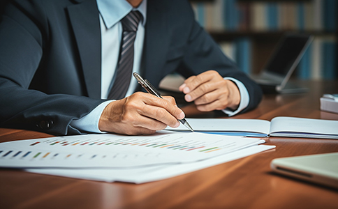 注冊(cè)?？谟邢薰?></p><h3>四、找專業(yè)機(jī)構(gòu)代辦的優(yōu)勢(shì)</h3><p>選擇像?？阢茣?huì)計(jì)這樣的專業(yè)注冊(cè)代理機(jī)構(gòu)，可大大簡(jiǎn)化辦理流程：</p><p>1. 專業(yè)顧問全程指導(dǎo)：從核名到領(lǐng)證全程代辦，無需創(chuàng)業(yè)者反復(fù)跑窗口。</p><p>2. 資料精準(zhǔn)無誤：代辦機(jī)構(gòu)熟悉工商政策，能有效避免退件與延誤。</p><p>3. 節(jié)省時(shí)間與成本：注冊(cè)公司+注冊(cè)地址+刻章+記賬一站式服務(wù)，價(jià)格透明，效率更高。</p><p>4. 后續(xù)財(cái)稅支持：泓灼會(huì)計(jì)還提供代理記賬、報(bào)稅申報(bào)、年報(bào)申報(bào)等持續(xù)服務(wù)，讓企業(yè)輕松運(yùn)營(yíng)。</p><h3>五、?？谧?cè)有限公司的流程所需時(shí)間與費(fèi)用參考</h3><p>一般情況下，注冊(cè)流程從核名到領(lǐng)證約需3-5個(gè)工作日。</p><p>- 注冊(cè)服務(wù)費(fèi)：如自行辦理，僅需工本費(fèi)用;</p><p>- 代辦服務(wù)費(fèi)：含注冊(cè)地址、注冊(cè)代辦、刻章、記賬服務(wù)的套餐約1500-2000元左右，具體視服務(wù)內(nèi)容而定。</p><p>選擇專業(yè)機(jī)構(gòu)不僅提高成功率，還能享受免費(fèi)政策咨詢及財(cái)稅規(guī)劃服務(wù)。</p><h3>六、?？谧?cè)有限公司后的合規(guī)事項(xiàng)</h3><p>公司成立后，還需注意以下合規(guī)操作：</p><p>1. 按時(shí)記賬報(bào)稅(即使無收入也需申報(bào));</p><p>2. 年度工商年報(bào)及時(shí)提交;</p><p>3. 保持注冊(cè)地址有效，若地址變更需及時(shí)備案;</p><p>4. 不經(jīng)營(yíng)或準(zhǔn)備注銷公司時(shí)，需提前辦理注銷手續(xù)，避免被列入異常名錄。</p><h3>總結(jié)</h3><p>通過本文詳細(xì)講解，我們可以看到?？谧?cè)有限公司的流程雖相對(duì)便捷，但涉及多個(gè)環(huán)節(jié)與資料準(zhǔn)備。只有熟悉流程、合理規(guī)劃、規(guī)范操作，才能確保注冊(cè)順利、高效完成。若您在注冊(cè)過程中遇到疑難問題，或希望節(jié)省時(shí)間與精力，建議隨時(shí)咨詢?？阢茣?huì)計(jì)。泓灼會(huì)計(jì)擁有豐富的工商代辦經(jīng)驗(yàn)，可為您提供從核名、注冊(cè)到財(cái)稅服務(wù)的一站式解決方案，助力您輕松開啟海南創(chuàng)業(yè)之路。</p><div   id=