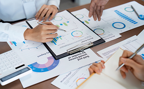 ?？诒嵐咀粤鞒?></p><h3>?？诒嵐咀粤鞒?/h3><p>在?？谧员嵐玖鞒讨饕ㄒ韵聨讉€步驟：</p><p>1. 公司名稱核準</p><p>創(chuàng)業(yè)者需先向?？谑惺袌霰O(jiān)督管理局申請公司名稱核準。一般格式為“?？谑?字號+保潔服務(wù)有限公司”。建議提前準備3–5個備選名稱，以提高核名成功率。</p><p>2. 確定注冊資本與股東結(jié)構(gòu)</p><p>根據(jù)《公司法》規(guī)定，保潔公司注冊資本實行認繳制，一般建議注冊資本在10萬元以上，方便后期承接大中型清潔項目。股東人數(shù)可為1–50人，法人必須為18周歲以上具備完全民事行為能力的自然人。</p><p>3. 選擇注冊地址</p><p>注冊地址必須是符合工商登記要求的商業(yè)或辦公性質(zhì)地址。若創(chuàng)業(yè)者沒有實際辦公場所，可選擇使用?？阢茣嬏峁┑暮戏ê弦?guī)虛擬地址，方便快速完成公司注冊并通過工商核查。</p><p>4. 編寫公司章程</p><p>公司章程需明確股東出資比例、公司經(jīng)營范圍、利潤分配方式及管理架構(gòu)。建議在編寫經(jīng)營范圍時明確包含“保潔服務(wù)、家政服務(wù)、物業(yè)管理輔助服務(wù)”等內(nèi)容，以便后期業(yè)務(wù)拓展。</p><p>5. 提交工商注冊申請</p><p>準備好法人身份證、股東身份證、公司章程、注冊地址證明等材料，通過?？谡?wù)服務(wù)網(wǎng)或窗口提交工商注冊申請。一般3–5個工作日可完成審核。</p><p>6. 刻章備案與領(lǐng)取營業(yè)執(zhí)照</p><p>審核通過后，可刻制公司公章、財務(wù)章、法人章、發(fā)票章，并領(lǐng)取營業(yè)執(zhí)照。此時，公司主體已正式成立。</p><p>7. 銀行開戶與稅務(wù)登記</p><p>公司成立后需盡快辦理銀行基本戶開戶，用于收支結(jié)算。同時要完成稅務(wù)登記、稅務(wù)報道及申報流程，確保合規(guī)經(jīng)營。</p><h3>海口保潔公司注冊條件與所需材料</h3><p>注冊條件：</p><p>- 年滿18周歲的自然人或法人可作為公司股東;</p><p>- 具有固定注冊地址;</p><p>- 符合工商部門規(guī)定的經(jīng)營范圍與安全衛(wèi)生要求。</p><p>所需材料：</p><p>1. 全體股東身份證復(fù)印件;</p><p>2. 注冊地址租賃合同或產(chǎn)權(quán)證明;</p><p>3. 公司章程及設(shè)立申請書;</p><p>4. 名稱預(yù)核準通知書;</p><p>5. 法人、監(jiān)事、財務(wù)人員簽字授權(quán)書。<br><img src=