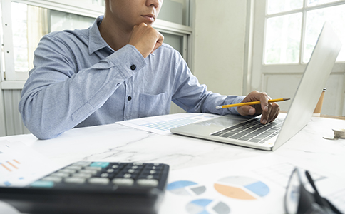 ?？诠咀兏缘刂?></p><h3>海口公司變更注冊地址的基本概念與重要性</h3><p>在企業(yè)運營過程中，隨著業(yè)務(wù)發(fā)展、辦公場地調(diào)整或政策變化，公司可能需要遷移辦公地點。這時，?？诠咀兏缘刂肪统蔀橐豁棻仨氁婪ㄞk理的重要工商變更事項。注冊地址是企業(yè)在工商登記中登記的法律住所，關(guān)系到公司主體資格的有效性及后續(xù)的稅務(wù)、銀行、社保等多項業(yè)務(wù)。如果企業(yè)實際經(jīng)營地址與登記地址不一致，可能會被列入異常經(jīng)營名錄，甚至影響企業(yè)信用。因此，及時完成海口公司變更注冊地址手續(xù)，是企業(yè)合規(guī)經(jīng)營的關(guān)鍵步驟。</p><h3>?？诠咀兏缘刂返倪m用情形</h3><p>企業(yè)需要辦理海口公司變更注冊地址，常見的幾種情況包括：</p><p>1. 公司租賃辦公場地到期或搬遷至新地址;</p><p>2. 企業(yè)擴大規(guī)模，需在更適合經(jīng)營的區(qū)域辦公;</p><p>3. 企業(yè)跨區(qū)遷移(如從?？邶埲A區(qū)變更至美蘭區(qū)或瓊山區(qū));</p><p>4. 政策扶持調(diào)整或注冊地園區(qū)資源變化;</p><p>5. 注冊地址原為孵化器或虛擬地址，現(xiàn)需遷入自有辦公場所。</p><p>無論哪種情況，只要公司實際經(jīng)營地點發(fā)生變化，都應(yīng)盡快到市場監(jiān)督管理局(工商局)申請變更注冊地址備案。</p><h3>?？诠咀兏缘刂返霓k理流程</h3><p>1. 核實新地址的合規(guī)性</p><p>在變更前，企業(yè)需確保新注冊地址符合?？谑袌霰O(jiān)管局的要求。例如，注冊地址應(yīng)為合法商用物業(yè)或具有可用于登記的合規(guī)憑證。如果使用園區(qū)提供的地址或虛擬地址，還需確保其擁有備案資質(zhì)。</p><p>2. 準備所需材料</p><p>企業(yè)辦理?？诠咀兏缘刂窌r，通常需要準備以下材料：</p><p>- 公司營業(yè)執(zhí)照正副本原件;</p><p>- 全體股東簽署的《公司變更登記申請書》;</p><p>- 公司章程修正案(需載明變更后的注冊地址);</p><p>- 股東會決議或董事會決議;</p><p>- 新注冊地址的房屋租賃合同或產(chǎn)權(quán)證明;</p><p>- 法人身份證復(fù)印件;</p><p>- 公章。</p><p>若跨區(qū)遷移，還需提供新舊區(qū)市場監(jiān)管局之間的遷移核準證明。</p><p>3. 向工商局提交變更申請</p><p>材料準備齊全后，企業(yè)可通過“海南政務(wù)服務(wù)網(wǎng)”或前往海口市場監(jiān)督管理局窗口提交申請。審核無誤后，工商局將核發(fā)變更后的營業(yè)執(zhí)照。一般審核周期為3–5個工作日。</p><p>4. 稅務(wù)變更同步辦理</p><p>注冊地址變更完成后，企業(yè)還需同步前往主管稅務(wù)局進行變更備案。若跨區(qū)遷移，應(yīng)先在原稅務(wù)局進行注銷遷出，再至新轄區(qū)稅務(wù)局辦理遷入手續(xù)。否則可能導(dǎo)致發(fā)票無法開具或稅務(wù)系統(tǒng)異常。</p><p>5. 銀行、社保、公積金等后續(xù)變更</p><p>完成工商、稅務(wù)變更后，企業(yè)還需及時更新銀行賬戶信息、社保賬戶及公積金賬戶地址，確保各系統(tǒng)信息一致，避免后續(xù)業(yè)務(wù)辦理受阻。<br><img src=