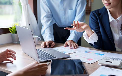 ?？趧趧张汕补咀圆牧?></p><h3>一、?？趧趧张汕补咀圆牧锨鍐?/h3><p>要成功注冊一家勞務派遣公司，首先要準備一套完整、合規(guī)的注冊材料。根據(jù)?？谑行姓徟峙c人社部門的規(guī)定，勞務派遣公司注冊分為兩個階段：工商注冊階段與勞務派遣經(jīng)營許可證審批階段。</p><p>(一)工商注冊階段所需材料：</p><p>1. 公司名稱核準材料：準備3-5個備用名稱，建議名稱中包含“勞務派遣”字樣;</p><p>2. 法人及股東身份證復印件：需清晰有效，法人須具備完全民事行為能力;</p><p>3. 注冊地址證明：提供房產(chǎn)證復印件及租賃協(xié)議(辦公地址需符合商業(yè)性質(zhì)，住宅地址一般不予批準);</p><p>4. 公司章程：應明確經(jīng)營范圍包括“勞務派遣服務”;</p><p>5. 注冊資本證明：注冊資本不得低于200萬元人民幣;</p><p>6. 公司設立申請書：由法定代表人簽字確認;</p><p>7. 財務人員及聯(lián)系人信息：包括姓名、身份證及聯(lián)系電話。</p><p>(二)勞務派遣經(jīng)營許可證階段所需材料：</p><p>1. 營業(yè)執(zhí)照副本復印件;</p><p>2. 公司章程、驗資報告或銀行資信證明;</p><p>3. 辦公場所使用證明(實際使用面積不少于50平方米);</p><p>4. 管理制度文件：包括勞動合同管理制度、派遣員工管理制度、勞動報酬支付制度等;</p><p>5. 法定代表人及主要管理人員簡歷及身份證復印件;</p><p>6. 勞動保障機構(gòu)要求的其他材料(如企業(yè)信用承諾書等)。</p><p>上述材料需按照?？谌松缇值慕y(tǒng)一模板整理，并加蓋公司公章，方可受理。</p><h3>二、?？趧趧张汕补咀粤鞒碳爸攸c事項</h3><p>除了準備齊全的?？趧趧张汕补咀圆牧?，了解辦理流程同樣至關(guān)重要。注冊過程主要分為以下幾個步驟：</p><p>1. 企業(yè)核名：通過“海南省企業(yè)登記系統(tǒng)”提交公司名稱核準申請，一般1-2個工作日即可完成。</p><p>2. 工商登記注冊：準備好上述工商階段的材料，向海口市場監(jiān)督管理局提交申請，審批通過后領(lǐng)取營業(yè)執(zhí)照。</p><p>3. 刻章及銀行開戶：憑營業(yè)執(zhí)照刻制公司印章(公章、財務章、法人章等)，并開立基本賬戶。</p><p>4. 申請勞務派遣經(jīng)營許可證：持工商營業(yè)執(zhí)照及相關(guān)材料向?？谑腥肆Y源和社會保障局提出申請。審批周期一般為20個工作日左右。</p><p>5. 稅務登記及社保開戶：許可證下發(fā)后，需同步在稅務局、社保局完成企業(yè)備案手續(xù)。</p><p>在辦理過程中，需要特別注意以下事項：</p><p>- 注冊資本實繳要求：勞務派遣公司注冊資本應為實繳制，且須在驗資報告中體現(xiàn);</p><p>- 經(jīng)營范圍規(guī)范：務必準確填寫“勞務派遣服務”，不得混淆為“人力資源外包”或“人才中介”;</p><p>- 辦公場所要求：海口市部分行政區(qū)(如龍華區(qū)、美蘭區(qū))會實地核查辦公地址真實性，建議選擇合規(guī)的商用寫字樓。<br><img src=