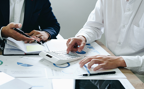 ?？谝蝗擞邢薰咀粤鞒?></p><h3>?？谝蝗擞邢薰咀粤鞒痰幕疽?/h3><p>作為海南自由貿(mào)易港的重要組成城市，?？谠诠驹O(shè)立方面政策友好、流程清晰。?？谝蝗擞邢薰咀粤鞒淌紫纫笊暾埲藵M足“一人公司”的合法設(shè)立條件，即：</p><p>- 由一名自然人或法人出資設(shè)立;</p><p>- 股東需對公司債務(wù)承擔(dān)有限責(zé)任;</p><p>- 必須建立健全的公司治理結(jié)構(gòu)，如執(zhí)行董事、監(jiān)事等。</p><p>在整個辦理過程中，工商申報環(huán)節(jié)是關(guān)鍵，申請人需要根據(jù)?？谑惺袌霰O(jiān)督管理局的要求，按照規(guī)定準(zhǔn)備資料并提交審批。</p><h3>?？谝蝗擞邢薰咀粤鞒痰木唧w步驟</h3><p>?？谝蝗擞邢薰咀粤鞒炭煞譃槊Q核準(zhǔn)、提交材料、領(lǐng)取營業(yè)執(zhí)照、刻章備案和稅務(wù)事項(xiàng)辦理五大環(huán)節(jié)，每個步驟都對資料準(zhǔn)確度與流程把握有一定要求：</p><p>1. 公司名稱核準(zhǔn)</p><p>申請人需準(zhǔn)備3–5個備選名稱，通過?？谑惺袌霰O(jiān)督管理局線上系統(tǒng)進(jìn)行名稱申請。核名成功后可進(jìn)入下一階段。</p><p>2. 準(zhǔn)備并提交設(shè)立材料</p><p>此階段是海口一人有限公司注冊流程中最關(guān)鍵的一步。系統(tǒng)將要求上傳股東身份證、公司章程、住所信息、設(shè)立申請書等資料，必須確保真實(shí)、合規(guī)、格式規(guī)范。</p><p>3. 領(lǐng)取營業(yè)執(zhí)照</p><p>材料審核通過后，申請人即可領(lǐng)取營業(yè)執(zhí)照。?？谀壳爸С蛛娮訝I業(yè)執(zhí)照形式，也可申請紙質(zhì)執(zhí)照。</p><p>4. 刻章備案</p><p>一人有限公司設(shè)立后必須刻制公章、財務(wù)章、法人章等，并進(jìn)行公安備案，以便于后續(xù)業(yè)務(wù)開展。</p><p>5. 稅務(wù)開戶與申報信息確認(rèn)</p><p>?？诙悇?wù)部門將要求公司進(jìn)行稅種認(rèn)定、開票需求登記等事項(xiàng)，這是新公司經(jīng)營的基礎(chǔ)環(huán)節(jié)，也是整個?？谝蝗擞邢薰咀粤鞒汤锊荒芎雎缘闹匾襟E。<br><img src=