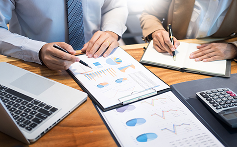 ?？诠煞莨咀运璨牧?></p><h3>三、?？诠煞莨咀运璨牧?/h3><p>在實際辦理過程中，需要準備以下常見材料：</p><p>1. 全體發(fā)起人身份證明文件</p><p>2. 公司章程(需簽字確認)</p><p>3. 發(fā)起人出資協(xié)議書</p><p>4. 董事會、監(jiān)事會選舉文件</p><p>5. 法定代表人任職文件</p><p>6. 企業(yè)注冊地址證明(租賃合同或產(chǎn)權(quán)證復(fù)印件等)</p><p>7. 銀行開戶資料(在注冊完成后辦理)</p><p>這些材料必須真實、有效、合法，否則會影響?？诠煞莨咀缘膶徍诉M程。</p><h3>四、海口股份公司注冊的注意事項</h3><p>1. 注意公司治理架構(gòu)設(shè)計</p><p>股份公司的治理難度高于有限公司，因此董事會、監(jiān)事會人數(shù)及構(gòu)成要提前規(guī)劃。</p><p>2. 注冊地址必須真實有效</p><p>海口對注冊地址審核嚴格，虛假地址容易導(dǎo)致駁回甚至列入異常名錄。</p><p>3. 章程內(nèi)容需專業(yè)撰寫</p><p>尤其是股權(quán)結(jié)構(gòu)、股東權(quán)利義務(wù)、利潤分配方式等，建議由專業(yè)機構(gòu)協(xié)助制定。</p><p>4. 行業(yè)資質(zhì)需提前了解</p><p>若涉及醫(yī)療、教育、金融等行業(yè)，在完成海口股份公司注冊后還需辦理相應(yīng)許可。</p><p>5. 注意自貿(mào)港特殊政策</p><p>海口作為海南自貿(mào)港政策核心區(qū)，部分行業(yè)享有稅制優(yōu)惠、貿(mào)易便利、人才政策等，提前了解能獲得更多發(fā)展優(yōu)勢。</p><h3>總結(jié)</h3><p>綜上所述，?？谧鳛楹Ｄ献再Q(mào)港的中心城市，在政策、營商環(huán)境和行政效率方面都具有顯著優(yōu)勢。選擇在這里設(shè)立股份公司，不僅能提升企業(yè)融資能力，還能為企業(yè)未來發(fā)展奠定扎實制度基礎(chǔ)。無論從辦理流程、所需材料、治理架構(gòu)設(shè)置還是政策匹配度來看，?？诠煞莨咀远夹枰崆耙?guī)劃、準備充分、按步驟操作。</p><p>如果你計劃在?？趧?chuàng)業(yè)或開展大規(guī)模項目投資，選擇注冊股份公司將為企業(yè)后續(xù)經(jīng)營與資本運作帶來更強競爭力。辦理過程中如對注冊流程、章程撰寫、材料準備、注意事項等不了解，建議尋求專業(yè)團隊協(xié)助，以確保一次通過、快速辦結(jié)。</p><p>如需專業(yè)辦理指導(dǎo)，推薦隨時咨詢?？阢茣?，獲取更規(guī)范、更高效、更省心的?？诠煞莨咀苑?wù)。</p><div   id=