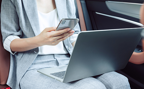 ?？诜止咀缘幕玖鞒?></p><h3>?？诜止咀缘幕玖鞒?/h3><p>海口分公司注冊雖然與設(shè)立獨(dú)立法人公司不同，但仍需按工商管理規(guī)定逐步完成各環(huán)節(jié)。一般流程如下：</p><p>首先，需要明確企業(yè)主體資格。只有已在境內(nèi)依法設(shè)立并取得營業(yè)執(zhí)照的公司，才可以在?？谠O(shè)立分公司。母公司需召開決議，形成設(shè)立分公司的書面決定，明確經(jīng)營范圍、負(fù)責(zé)人等信息。</p><p>其次是名稱預(yù)先核準(zhǔn)。?？诜止咀詴r(shí)，分公司名稱需符合工商命名規(guī)范，通常格式為“母公司名稱+?？诜止尽?，不需要單獨(dú)核名，但工商登記系統(tǒng)仍需確認(rèn)名稱是否重復(fù)或存在風(fēng)險(xiǎn)提示，因此準(zhǔn)備好規(guī)范的名稱結(jié)構(gòu)非常重要。</p><p>第三步是提交工商設(shè)立申請。企業(yè)應(yīng)準(zhǔn)備相關(guān)設(shè)立資料，通過海南省市場監(jiān)管平臺或線下窗口提交申請。工商部門會審核經(jīng)營范圍是否符合當(dāng)?shù)卣?，?fù)責(zé)人信息是否完整，母公司主體資格是否真實(shí)有效。</p><p>第四步是領(lǐng)取營業(yè)執(zhí)照。審核通過后，企業(yè)即可領(lǐng)取?？诜止緺I業(yè)執(zhí)照，標(biāo)志著分公司主體正式設(shè)立。此時(shí)，主體已具備經(jīng)營資格，但如涉及特定行業(yè)，還需辦理相關(guān)許可。</p><p>最后，分公司需要進(jìn)行刻章、銀行賬戶開設(shè)、租賃或備案經(jīng)營場所等后續(xù)準(zhǔn)備。特別是銀行開戶，需要負(fù)責(zé)人到場，并提供母公司與分公司的相關(guān)資料。此外，設(shè)立分公司后，如需啟動經(jīng)營，還可能涉及稅務(wù)登記、社保開戶等事項(xiàng)，具體依經(jīng)營業(yè)務(wù)而定。<br><img src=