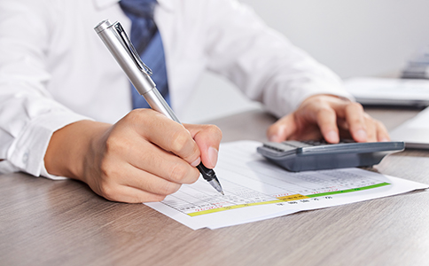 如何判斷?？谧源砉灸募液?></p><h3>如何判斷?？谧源砉灸募液?/h3><p>要真正判斷?？谧源砉灸募液?，不能只看價格或廣告宣傳，而應從多個核心維度進行綜合考量。</p><p>首先是專業(yè)資質與經驗。一家靠譜的?？谧源砉?，通常具備穩(wěn)定的工商服務團隊，對當?shù)厥袌霰O(jiān)管部門的要求、審核口徑非常熟悉，能提前規(guī)避常見問題。</p><p>其次是服務流程是否清晰透明。優(yōu)質代理機構會在前期就明確告知所需材料、辦理周期、可能存在的風險點，而不是在過程中不斷追加費用。</p><p>再次是響應速度與服務態(tài)度。注冊公司涉及多個環(huán)節(jié)，過程中難免會有疑問，如果代理公司溝通不暢、反饋緩慢，很容易影響整體進度。</p><p>因此，在對比?？谧源砉灸募液脮r，建議優(yōu)先選擇流程規(guī)范、溝通順暢、具備本地實操經驗的代理機構。</p><h3>?？谧源砉灸芴峁┠男┖诵姆?/h3><p>很多創(chuàng)業(yè)者誤以為代理公司只是“代交材料”，實際上，專業(yè)的海口注冊代理公司提供的是一整套系統(tǒng)化服務。</p><p>在注冊前期，代理機構會協(xié)助客戶梳理公司類型、股權結構和經營范圍，確保方案符合海口當?shù)毓ど桃蟆?/p><p>在注冊過程中，代理公司會負責資料整理、網上申報、進度跟進，避免因填寫不規(guī)范導致反復駁回。</p><p>注冊完成后，還能提供刻章備案、稅務登記、銀行開戶指引等配套服務，讓企業(yè)能夠快速進入正常經營狀態(tài)。</p><p>從這一點來看，選擇合適的代理機構，是解決“?？谧源砉灸募液谩眴栴}的重要一步。<br><img src=